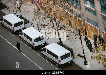 Washington DC, USA. November 2020. Die Metropolitan DC Police steht am Wahltag 3. November 2020 vor ihren Lieferwagen entlang der E St NW vor den Schaufenstern, in Erwartung der wahlbezogenen Unruhen. Yuriy Zahvoyskyy / Alamy Live News. Stockfoto