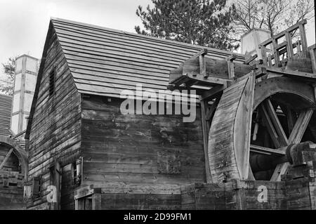 Seitenansicht der Schlitting-Mühle bei der Eisenfabrik Saugus. Eines seiner Wasserräder ist auf der rechten Seite des Gebäudes sichtbar. Das Bild wurde auf einem aufgenommen Stockfoto