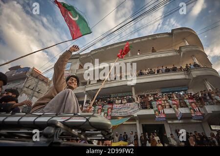 Rawalpindi, Pakistan, Dezember 2008. Demonstration in den Straßen der Stadt durch die politische Partei PTI geführt von Imran Khan. Stockfoto