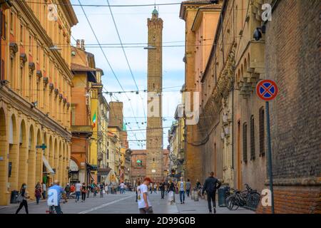 Bologna, Italien - 9. Mai 2020: Phase 2 Coronavirus nach Quarantäne mit sozialer Distanzierung. Lifestyle Mode Frauen mit den OP-Masken in der Via Ugo Stockfoto