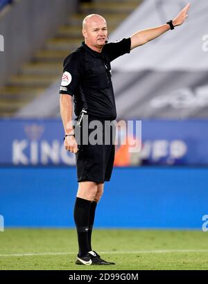 Schiedsrichter Lee Mason ist während des Premier League-Spiels im King Power Stadium, Leicester, auf dem Platz. Stockfoto