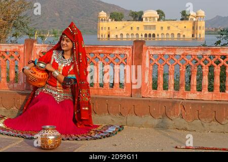 JAIPUR, INDIEN, Oktober 26, 2017 : Indische Leute mögen Fotos am Wasserpalast haben. Jaipur ist ein beliebtes Touristenziel in Indien. Und dient Stockfoto