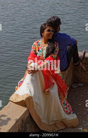 UDAIPUR, INDIEN, 5. November 2017 : EIN junges Paar sitzt am Ufer des heiligen Sees Pichola. Stockfoto