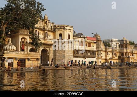 UDAIPUR, INDIEN, 5. November 2017 : Ishwar Tür entlang der See Pichola Küste. Lake Pichola ist ein künstlicher Süßwassersee, der im Jahr 1 geschaffen wurde Stockfoto