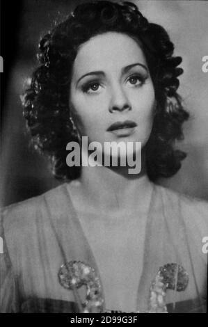 1942 , ITALIEN: Die italienische Filmschauspielerin ALIDA VALLI ( Anna Maria Altenburger , Pola , Jugoslawien 1921 ) singt das Lied ' Ma l'amore no ' im Film STASERA NIENTE DI NUOVO von Mario Mattoli - FILM - FILM - Lied - Canzone - Sängerin - Cantante - KINO ---- Archivio GBB Stockfoto