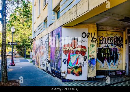 Ein Wandgemälde und Graffiti von Black Lives Matter sind auf der Seite eines Gebäudes in der Dauphin Street, 31. Oktober 2020, in Mobile, Alabama gemalt. Stockfoto