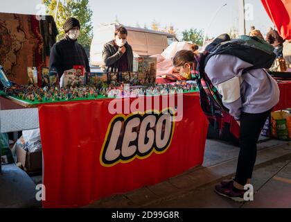 Ankara/Türkei-November 01 2020: Frau wählt auf dem Flohmarkt ein Plastikspielzeug Stockfoto