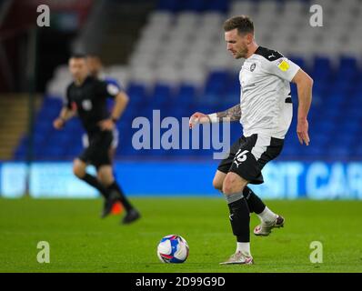 3. November 2020; Cardiff City Stadium, Cardiff, Glamorgan, Wales; English Football League Championship Football, Cardiff City gegen Barnsley; Michael Sollbauer von Barnsley übergibt den Ball nach vorne Stockfoto