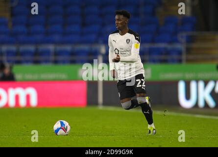 3. November 2020; Cardiff City Stadium, Cardiff, Glamorgan, Wales; English Football League Championship Football, Cardiff City gegen Barnsley; Clarke Oduor von Barnsley bringt den Ball nach vorne Stockfoto