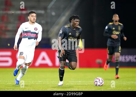 Herning, Dänemark. November 2020. HERING, 03-11-2020, MCH Arena, Champions League Football Season 2020/2021, FC Midtjylland - Ajax, Lassina Traore und Evander Credit: Pro Shots/Alamy Live News Stockfoto