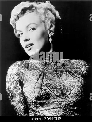 1952 : MARILYN MONROE , Pubblicity Still , 20th Century Fox - SPITZE - PIZZO - ORECHINI - OHRRINGE - EARDROP ---- Archivio GBB Stockfoto