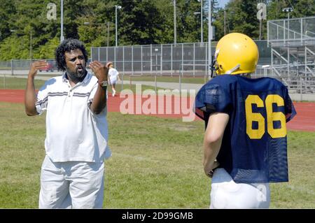 Behinderten Gehörlosen JV Fußballspieler liest Gebärdensprache von gegeben Schwarze Hilfe während der Praxis Stockfoto