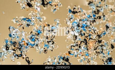 Kunststoff wird in Wasserbecken und schrittweise durch Sonne und Wellen zerstört. Plastische Teilchen sammeln sich in Felder und Klumpen auf der Wasseroberfläche und in der t Stockfoto