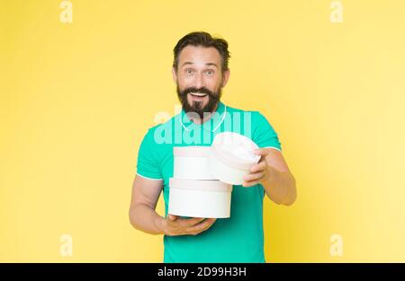 Man reife bärtige Kerl halten Haufen Geschenkboxen. Gekauft haben, Geschenke für die ganze Familie. Geburtstag Geschenk Konzept. Lassen sie sich überraschen präsentiert im Voraus kaufen. Urlaub Feier. Mehr Bonus. Für den Urlaub vorbereitet. Stockfoto