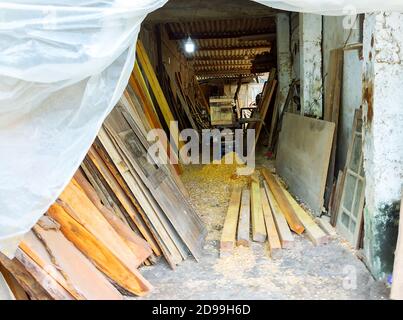 Ein kleines Sägewerk und eine Holzbearbeitungsmaschine für den privaten Bereich Sektor Stockfoto