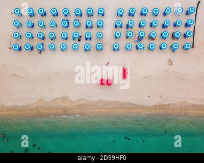 Luftaufnahme des Strandes und der Sonnenschirme. Tropea, Kalabrien, Italien. Parghelia. Überblick über den Meeresboden von oben gesehen, transparentes Wasser. Schwimmer, Badegäste Stockfoto