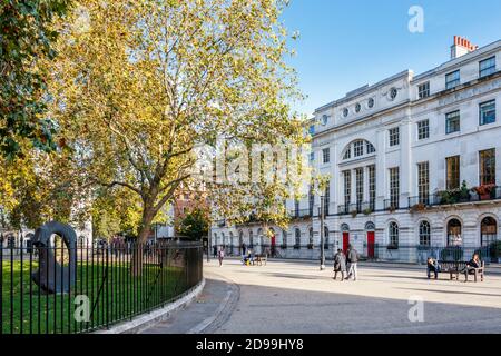 Fitzroy Square an einem sonnigen Nachmittag im Oktober während der Coronavirus-Pandemie, London, Großbritannien Stockfoto