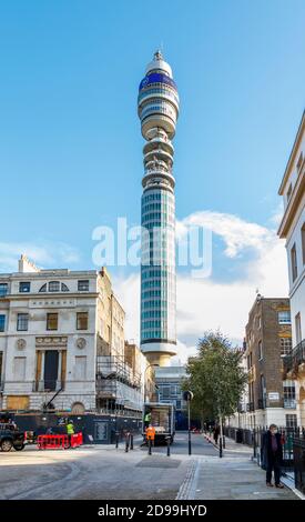 Der BT Tower ragt über dem Fitzroy Square an einem sonnigen Nachmittag im Oktober, London, Großbritannien Stockfoto