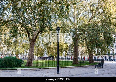 Fitzroy Square an einem sonnigen Nachmittag im Oktober während der Coronavirus-Pandemie, London, Großbritannien Stockfoto