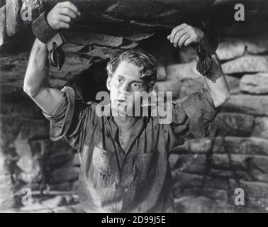 1943 : der französische Schauspieler JEAN - PIERRE AUMONT ( geboren Jean Pierre Salomons , Paris 1911 - Saint Tropez 2001 ) in dem Film DAS KREUZ VON LOTHRINGEN ( La croce di Lorena ) Von Tay Garnet - Metro Goldwyn Mayer - TORTURA - CATENE - PRIGIONE - PRIGIONIERO - FOLTER - CHAINE - GEFÄNGNIS - GEFÄNGNIS - GEFANGENER ---- Archivio GBB Stockfoto