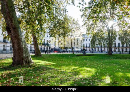 Fitzroy Gardens in Fitzroy Square an einem sonnigen Nachmittag im Oktober, London, Großbritannien Stockfoto