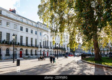 Fitzroy Square an einem sonnigen Nachmittag im Oktober während der Coronavirus-Pandemie, London, Großbritannien Stockfoto