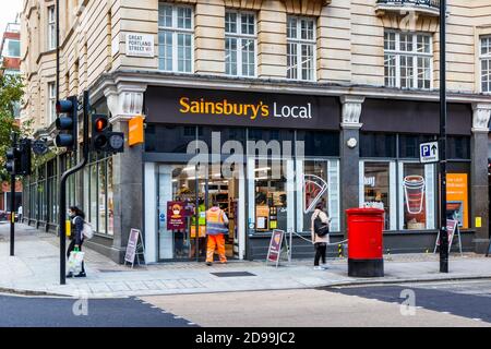 Ein Sainsbury's Local Store in der Great Portland Street, London, Großbritannien Stockfoto