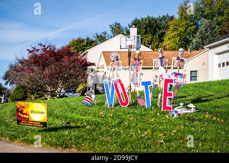 Herndon, USA - 3. November 2020: Halloween Dekoration Szene von Skeletten in amerikanischen Fahnen mit Vote Text eingewickelt, Nord Virginia von Fairfax County Stockfoto