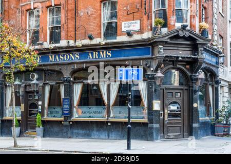 The Masons Arms in der Devonshire Street in Marylebone, einem holzgetäfelten Pub aus dem 19. Jahrhundert, der während der Sperre des Coronavirus-Pandemievirus in London, Großbritannien, geschlossen wurde Stockfoto