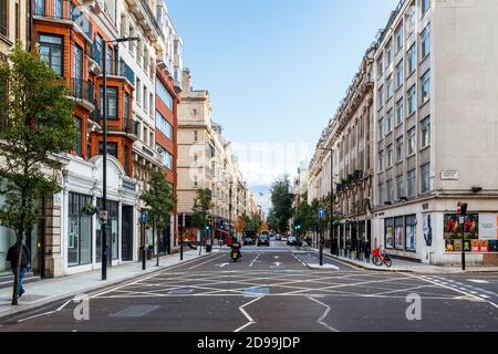 Blick auf die Great Portland Street an der Kreuzung mit der Devonshire Street in Marylebone, London, Großbritannien Stockfoto
