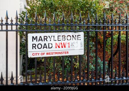 Straßenschild mit der Aufschrift 'Marylebone Road NW1, City of Westminster' auf dem Geländer um Crescent Gardens, London, Großbritannien Stockfoto