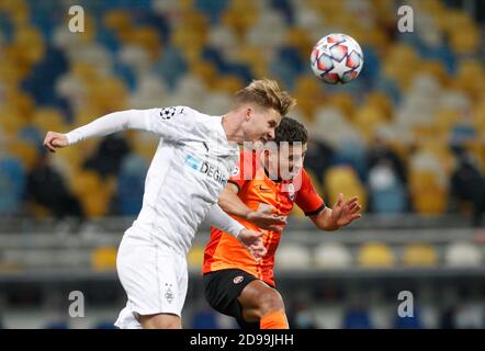 Marcus Thuram (L) von Borussia Monchengladbach und Junior Moraes (R) von Shakhtar im Einsatz während des UEFA Champions League-Fußballspiels der Gruppe B zwischen Shakhtar Donezk und Borussia Monchengladbach im Stadion Olimpiyskiy.(Endstand: Shakhtar Donezk 0-6 borussia mönchengladbach) Stockfoto