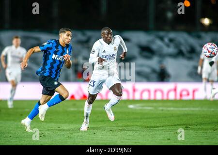 Madrid, Spanien. November 2020. Ferland Mendy von Real Madrid und Achraf Hakimi von Inter in Aktion während der UEFA Champions League, Gruppenphase, Gruppe B Fußballspiel zwischen Real Madrid CF und FC Internazionale am 3. November 2020 im Alfredo Di Stefano Stadion in Valdebebas bei Madrid, Spanien - Foto Oscar J Barroso / Spanien DPPI / DPPI Credit: LM/DPPI/Oscar Barroso/Alamy Live News Credit: Gruppo Editoriale LiveMedia/Alamy Live News Stockfoto