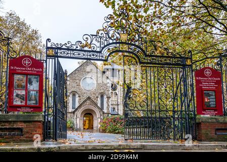 St Pancras Old Church, eine Kirche von England Pfarrkirche in Somers Town, London, Großbritannien Stockfoto