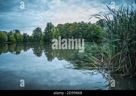 Wolkiger Himmel über dem Teich. Langzeitbelichtung. Stockfoto