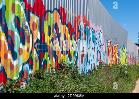 Bunte Wellpappengraffiti, neben dem Bridgewater Kanal. Stockfoto