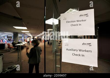 Milwaukee, Wisconsin, USA. November 2020. Abwesenheitswahlabstimmungen und vorzeitige Stimmabstimmungen werden am Dienstag, den 3. November 2020 in der Central Count-Anlage in der W. Michigan Street 501 in Milwaukee sortiert und gezählt. Quelle: Pat A. Robinson/ZUMA Wire/Alamy Live News Stockfoto