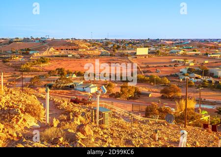 Sonnenuntergangs-Luftaufnahme der unterirdischen Stadt Coober Pedy in Australien von der Aussichthöhle in der Dämmerung im Stadtzentrum von Coober Pedy. Befindet sich in Australien Stockfoto