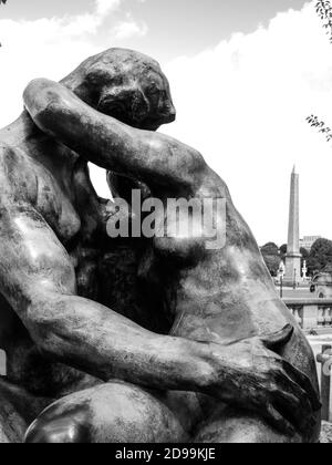 AUGUSTE RODIN (1840-1917) LE BAISER 'THE KISS' BRONZESKULPTUR IN PARIS JARDIN DES TUILERIES UND DER OBÉLISQUE ÄGYPTISCHEN DENKMAL PLATZ DE LA CONCORDE IM BAKGROUND - PARIS ART - FRANZÖSISCHER KÜNSTLER - SCHWARZ-WEISS-FOTOGRAFIE © F.BEAUMONT Stockfoto