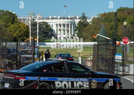 Washington, USA. November 2020. Am Tag der Präsidentschaftswahl ist das Weiße Haus weitgehend mit einem Zaun und zusätzlichen Kontrollpunkten gesichert. Quelle: Andrej Sokolow/dpa/Alamy Live News Stockfoto