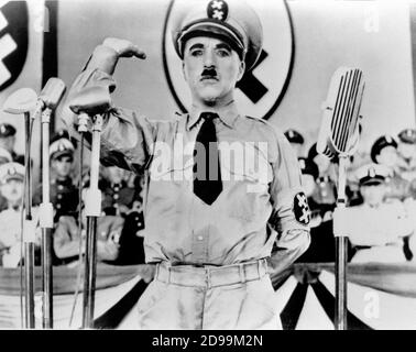 CHARLES CHAPLIN ( 1889 - 1977 ) als HITLER-Look-a-like im GROSSEN DIKTATOR ( 1940 - Il grande dittatore ) - Militäruniform - uniforme militare - Cravatta - Krawatte - WWII - Seconda guerra mondiale - Baffi - Schnurrbart - nazi - Nazistin - nazista - Nazisto - Sosia - Mikrofone ---- Archivio GBB Stockfoto