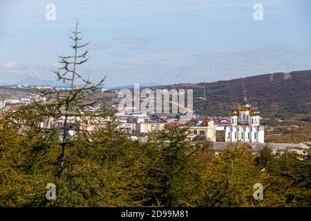 Blick auf die nordrussische Stadt Magadan von oben. Der zentrale Teil der Stadt Magadan von oben. Stockfoto