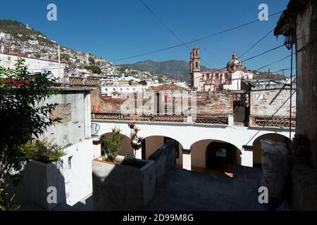 Blick auf Taxco de Alarcon, Guerrero, Mexiko, einschließlich der Kirche Santa Prisca. Stockfoto