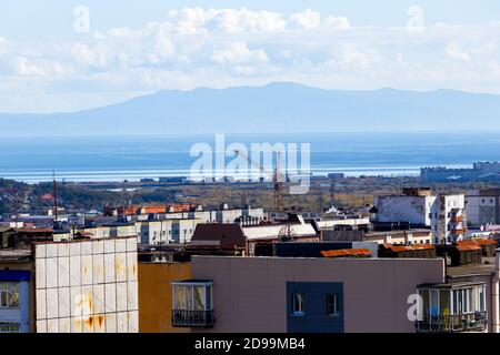 Blick auf die nordrussische Stadt Magadan von oben. Der zentrale Teil der Stadt Magadan von oben. Stockfoto