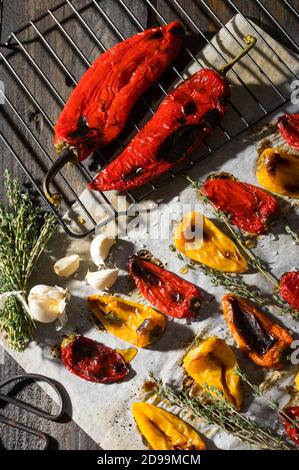 Geröstete rote Paprikaschoten mit Knoblauch und Thymiangewürzen Schwarz Stockfoto