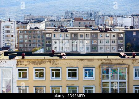 Blick auf die nordrussische Stadt Magadan von oben. Der zentrale Teil der Stadt Magadan von oben. Stockfoto