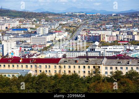 Blick auf die nordrussische Stadt Magadan von oben. Der zentrale Teil der Stadt Magadan von oben. Stockfoto