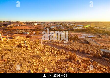 Luftaufnahme der Coober Pedy Skyline im australischen Outback vom Aussichtspunkt mit den Hauptgebäuden der Coober Pedy Stadt und unterirdischer Stadt. Rote Wüste von Stockfoto