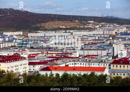 Blick auf die nordrussische Stadt Magadan von oben. Der zentrale Teil der Stadt Magadan von oben. Stockfoto