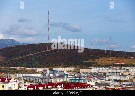 Blick auf die nordrussische Stadt Magadan von oben. Der zentrale Teil der Stadt Magadan von oben. Stockfoto